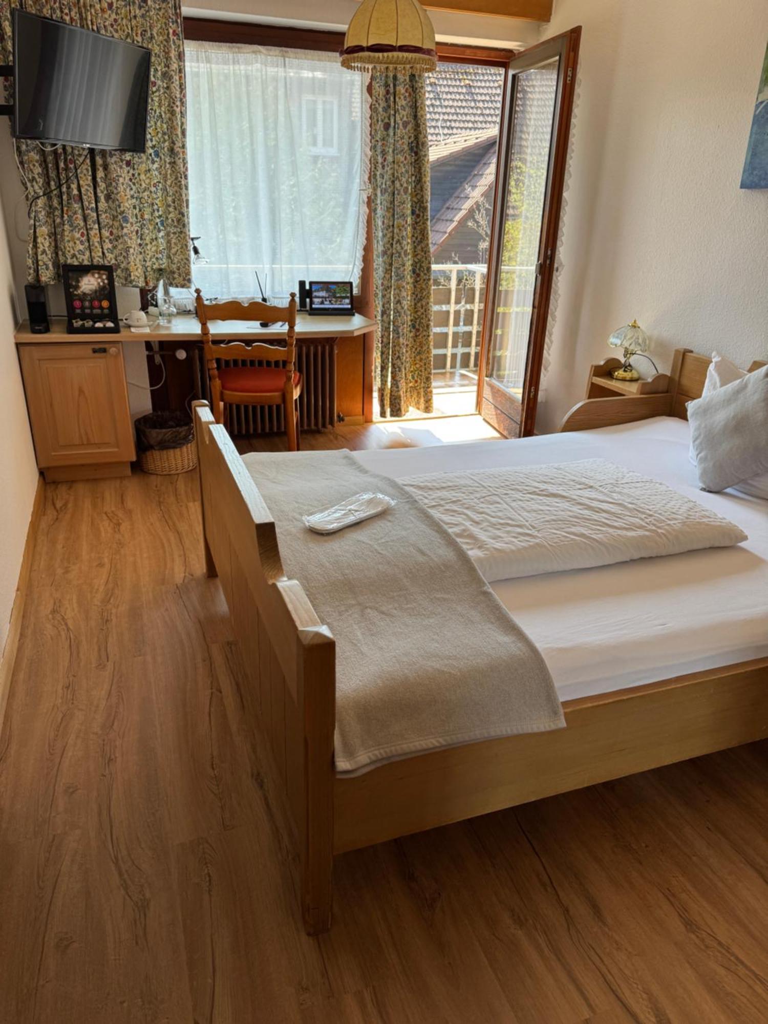 Münstertal Hotel Restaurant Adler Stube מראה חיצוני תמונה